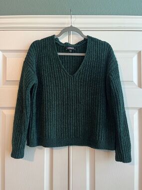 Express Women's Deep Green V-Neck Chunky Knit Sweater